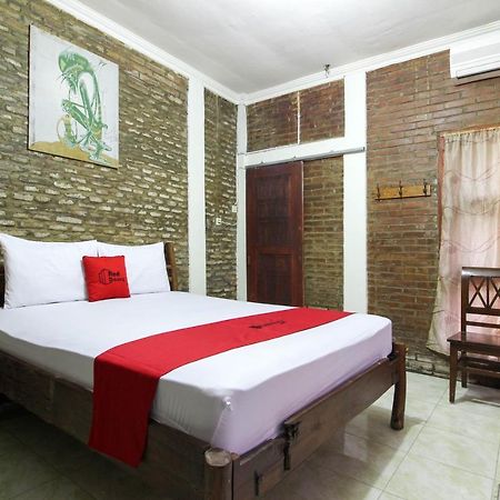 Salakan Reddoorz Near Rumah Sakit Wirosaban מראה חיצוני תמונה