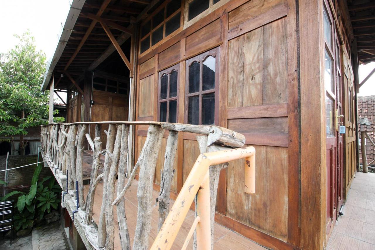 Salakan Reddoorz Near Rumah Sakit Wirosaban מראה חיצוני תמונה