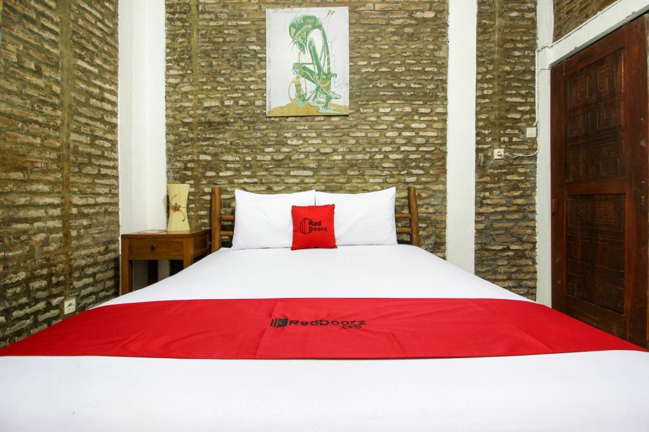 Salakan Reddoorz Near Rumah Sakit Wirosaban מראה חיצוני תמונה