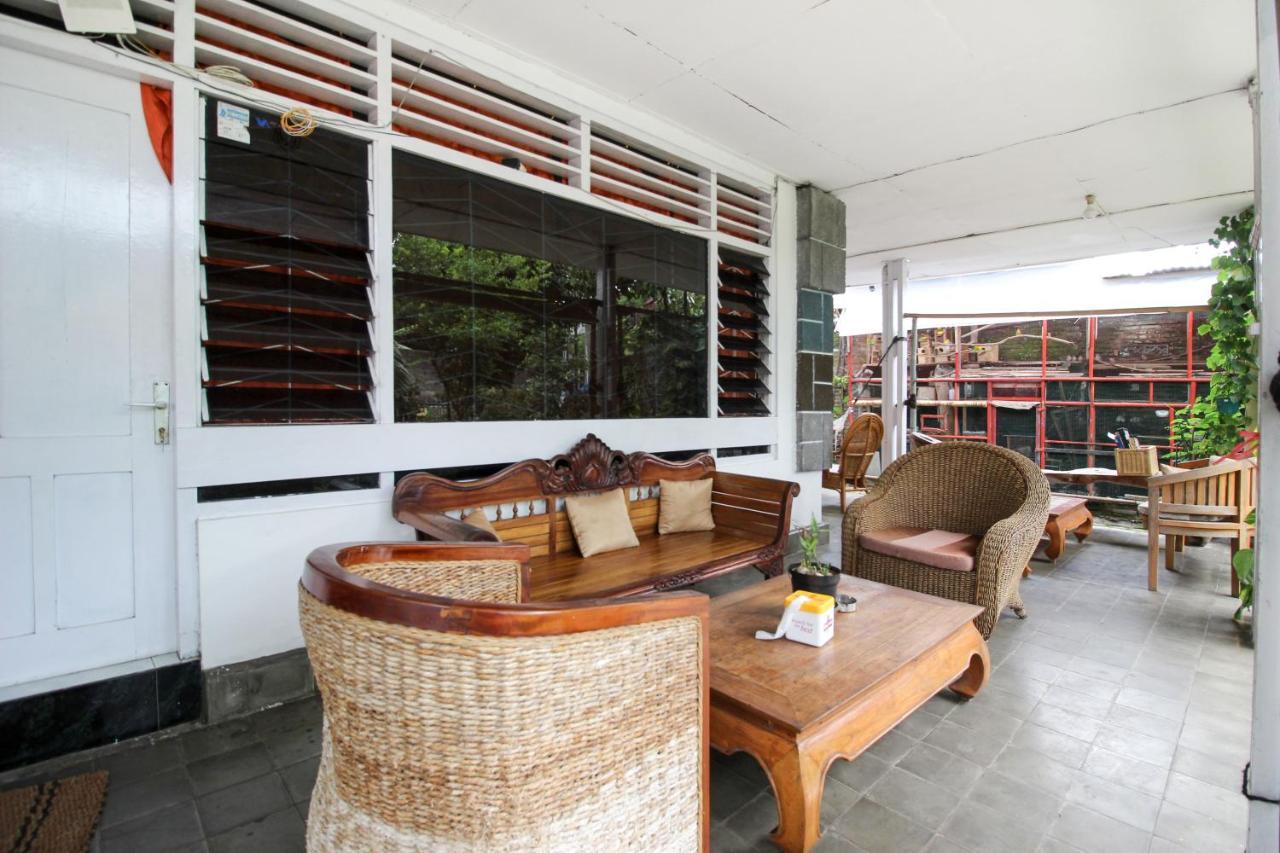 Salakan Reddoorz Near Rumah Sakit Wirosaban מראה חיצוני תמונה