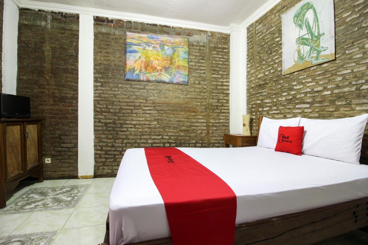Salakan Reddoorz Near Rumah Sakit Wirosaban מראה חיצוני תמונה