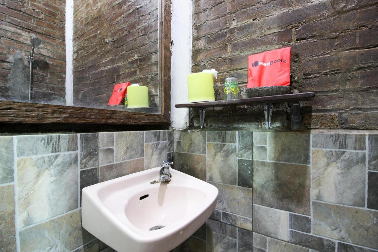 Salakan Reddoorz Near Rumah Sakit Wirosaban מראה חיצוני תמונה